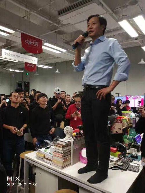 小米双11天猫成交额夺冠雷军高兴得上桌子
